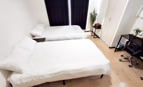 Bed, TV and multimedia, Seating area, Bedroom