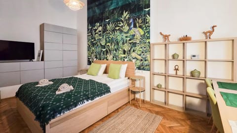 Bed, TV and multimedia, Bedroom