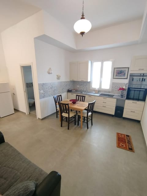 Kitchen or kitchenette, Dining area, oven