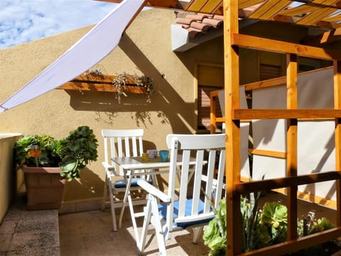 Patio, Property logo or sign, Dining area, Mountain view, Inner courtyard view