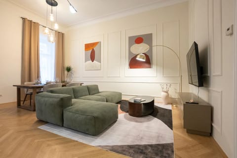TV and multimedia, Seating area, Dining area
