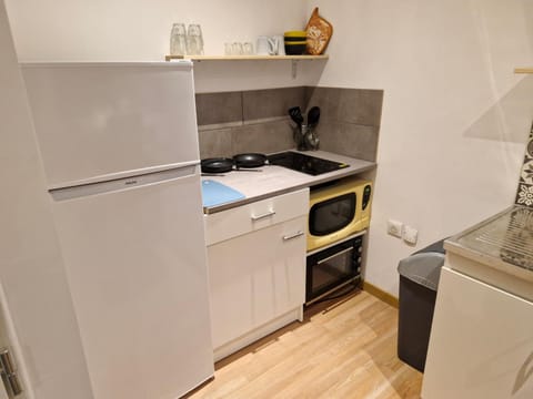 Kitchen or kitchenette, oven, stove