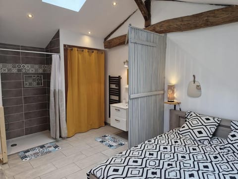 Bed, Bathroom, Photo of the whole room, Bedroom, towels