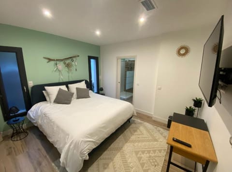 Bed, TV and multimedia, Photo of the whole room, Bedroom