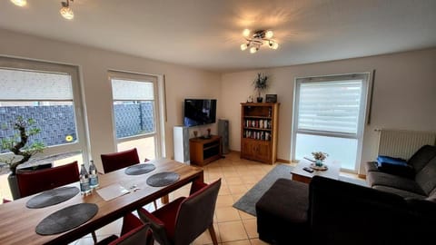 Communal lounge/ TV room, Library, TV and multimedia, Living room, Seating area, Dining area, Evening entertainment