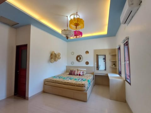 Bed, Photo of the whole room, Seating area, Bedroom