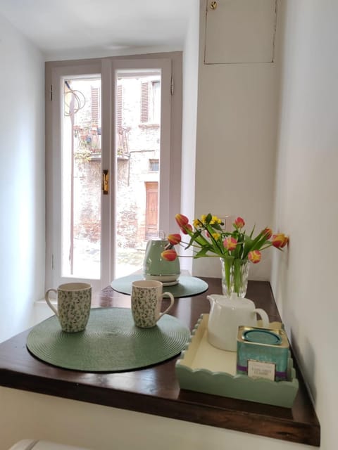 Coffee/tea facilities, Dining area, Quiet street view