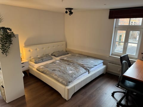 Bed, Seating area