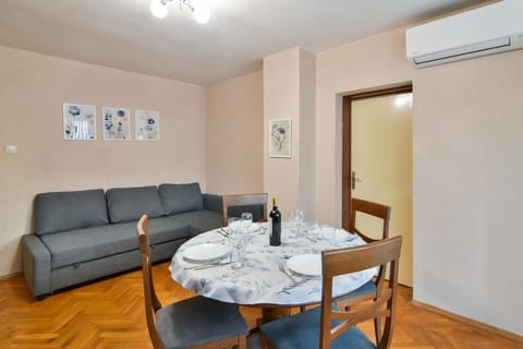 Living room, Seating area, Dining area, air conditioner