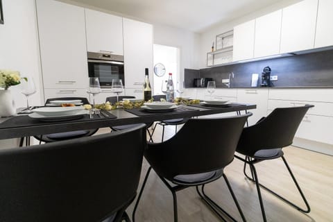 Property building, Kitchen or kitchenette, Living room, Food and drinks, Seating area, Dining area, Food, minibar, pet friendly, stove