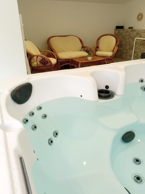 Hot Tub, Hot Tub, Spa and wellness centre/facilities