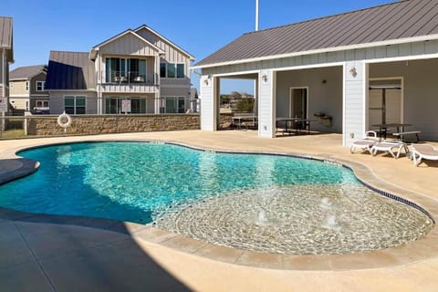Property building, Day, Swimming pool, Swimming pool, sunbed