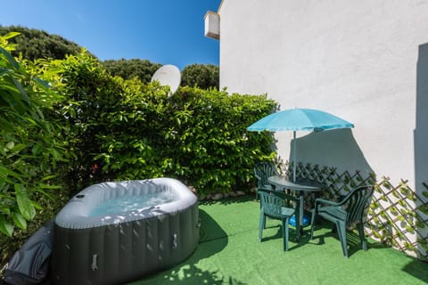 Patio, Spring, Day, Garden, Hot Tub, Garden view