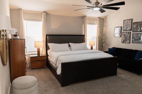 A Spacious Pet Friendly Home that Sleeps 10 House in Oklahoma City