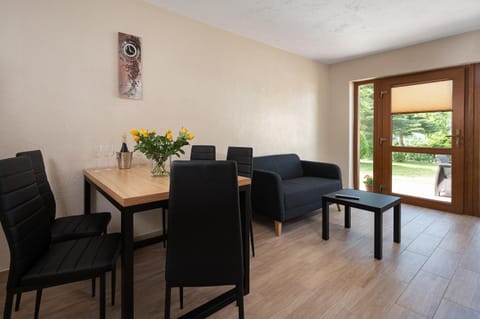 Kitchen or kitchenette, Seating area