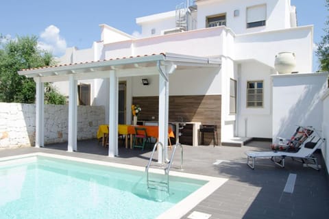 Property building, Patio, Day, Pool view, Swimming pool, sunbed