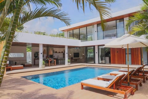 Property building, Patio, Day, Pool view, Swimming pool, sunbed
