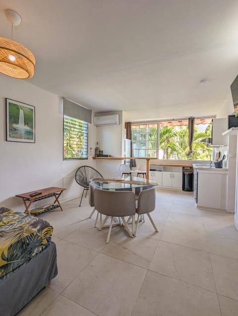 Communal lounge/ TV room, Bed, TV and multimedia, Coffee/tea facilities, Kitchen or kitchenette, Living room, Lounge or bar, Seating area, Dining area, dishwasher, microwave, minibar, oven, storage, stove, toaster, kitchen, air conditioner