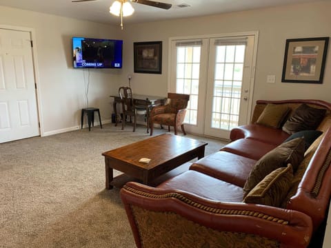 Cozy & Convenient Stay 2BR Near Ft Campbell Apartment in Clarksville