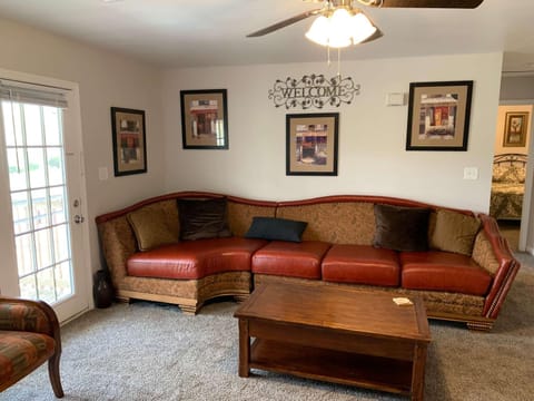 Cozy & Convenient Stay 2BR Near Ft Campbell Apartment in Clarksville