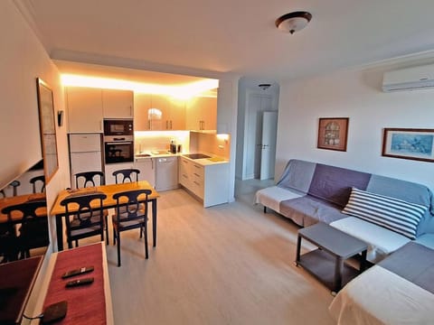 TV and multimedia, Living room, Seating area, Dining area, air conditioner