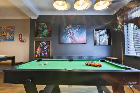 Spacious 3 Bed Home with Pool Table Bed and Breakfast in Cardiff