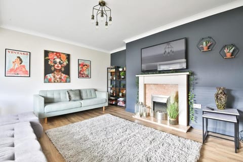 Spacious 3 Bed Home with Pool Table Bed and Breakfast in Cardiff