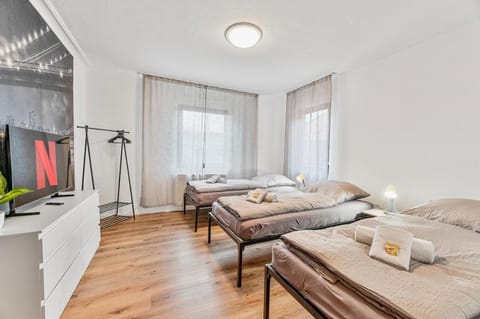 Bed, TV and multimedia, Photo of the whole room, Bedroom, towels