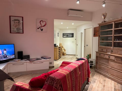 Communal lounge/ TV room, Bed, TV and multimedia, Living room, air conditioner