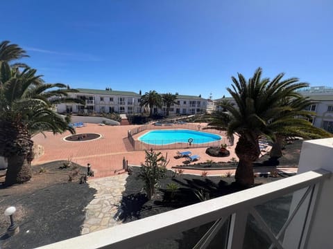 Property building, Day, Pool view, Swimming pool, sunbed