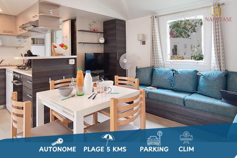 TV and multimedia, Kitchen or kitchenette, Living room, Seating area, Dining area, Breakfast