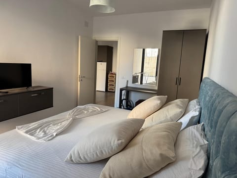 Bed, TV and multimedia, Bedroom