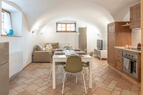 Kitchen or kitchenette, Seating area, oven, stove