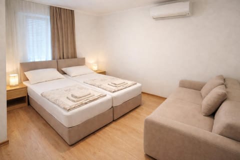 Bed, Seating area, air conditioner