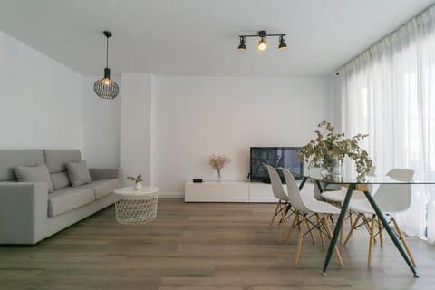 TV and multimedia, Seating area, Dining area