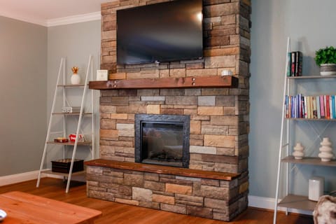 Sojourn Spacious Family Retreat with Fenced Backyard House in Norfolk