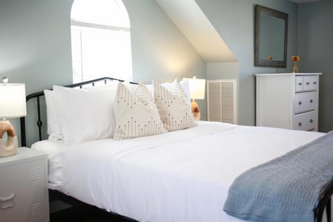 Sojourn Spacious Family Retreat with Fenced Backyard House in Norfolk