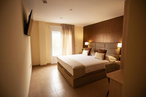 Bed, TV and multimedia, Photo of the whole room, Bedroom