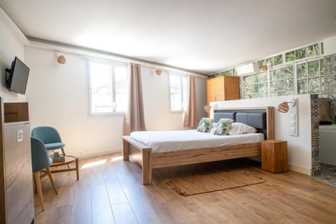 Bed, TV and multimedia, Photo of the whole room, Seating area, Bedroom