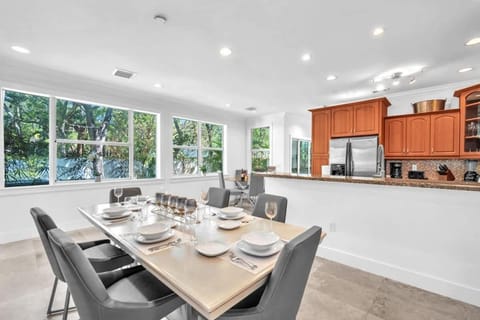 Grove Walk Manor 3BR Oasis in the Grove Family House in Coconut Grove