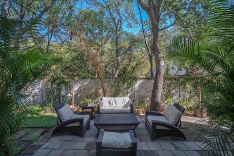 Grove Walk Manor 3BR Oasis in the Grove Family House in Coconut Grove