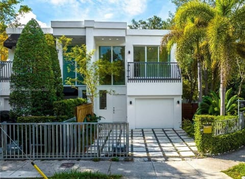 Grove Walk Manor 3BR Oasis in the Grove Family House in Coconut Grove