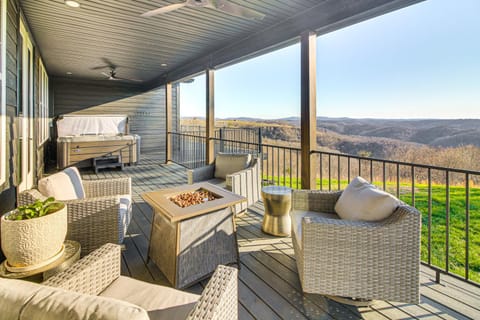 Dale Hollow Lake Views and Hot Tub Tennessee Escape House in Tennessee