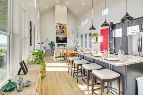 Dale Hollow Lake Views and Hot Tub Tennessee Escape House in Tennessee