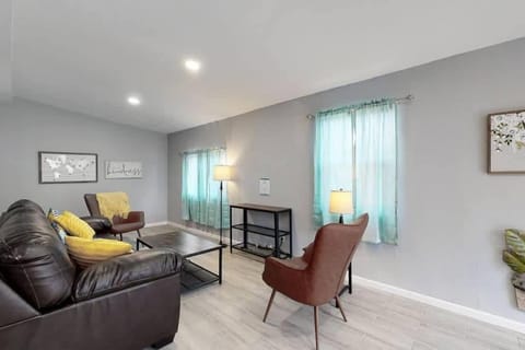 Bright basement unit with large yard and sunroom House in Thornton