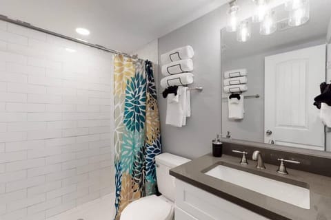 Bright basement unit with large yard and sunroom House in Thornton