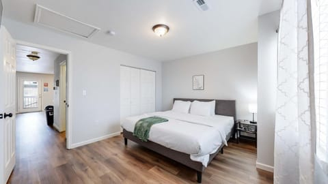 Bed, Photo of the whole room, Bedroom, wardrobe