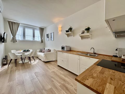 Kitchen or kitchenette, Living room