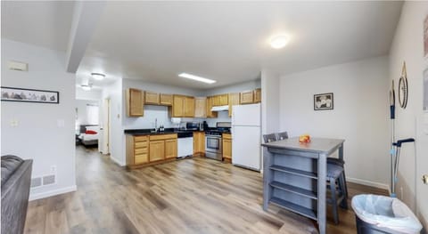 Kitchen or kitchenette, Dining area, dishwasher, oven, pet friendly, stove