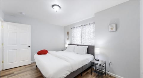 Bed, Photo of the whole room, Bedroom, internet